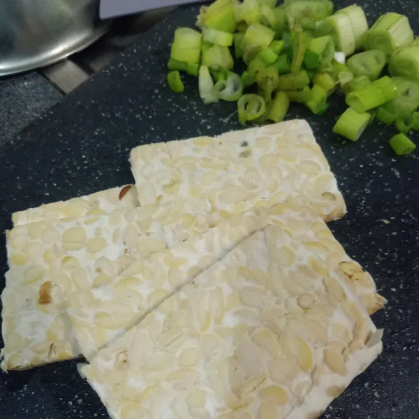 Iris tempe dan daun bawang sesuai selera.