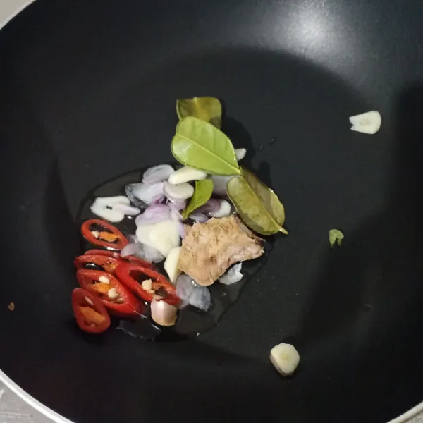 Tumis bumbu dan rempah sampai harum.