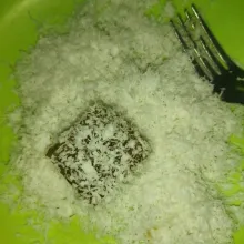 Potong ongol-ongol yang sudah mengeras, lalu balut ongol-ongol dengan kelapa parut, lalu sajikan.