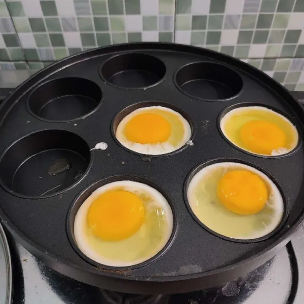 Buat telur ceplok di atas snack maker hingga matang, kemudian sisihkan.