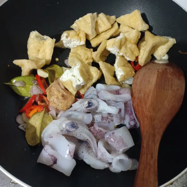 Masukkan cumi dan tahu, aduk rata.