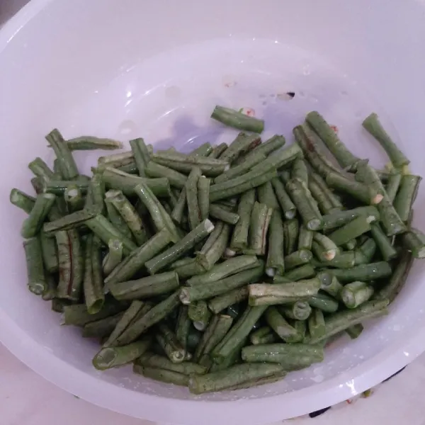 Potong-potong kacang panjang. 
Cuci bersih.