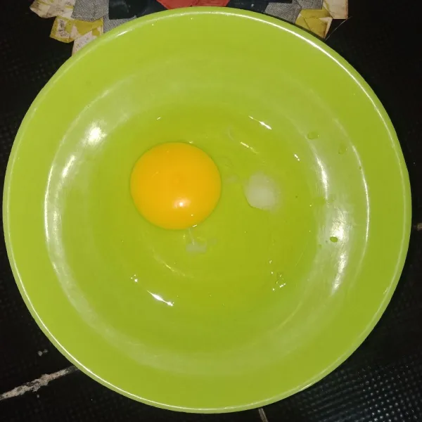 Siapkan 1 butir telur dan garam, aduk hingga tercampur rata.