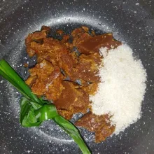 Siapkan panci, masukkan gula aren, gula pasir dan daun pandan.