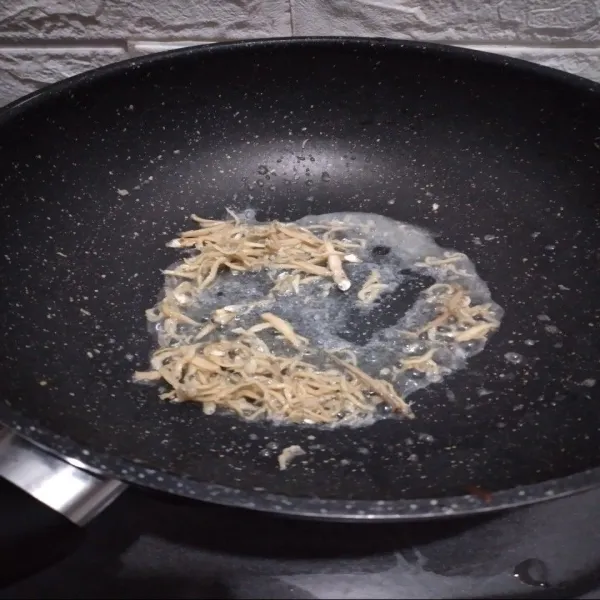 Goreng teri dalam minyak panas hingga kering, sisihkan.