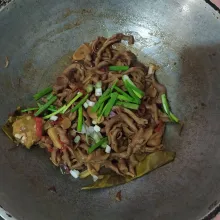 Masukkan irisan daun bawang.