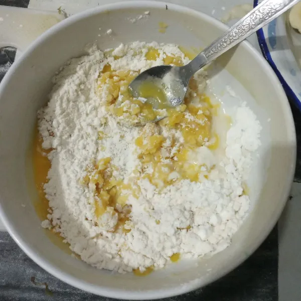 Campurkan tepung terigu, tepung beras, vanili bubuk, gula pasir, dan mentega, lalu aduk rata.