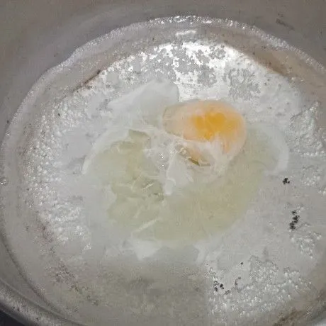 Rebus telur.