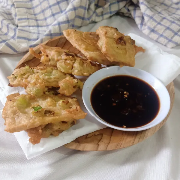 Tempe siap disajikan dengan sambal kecap.