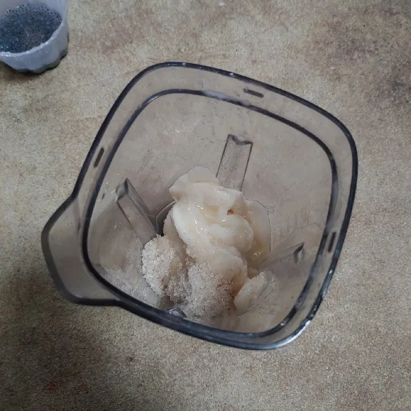 Masukkan buah sirsak ke dalam gelas blender dengan ditambahkan gula dan kental manis.