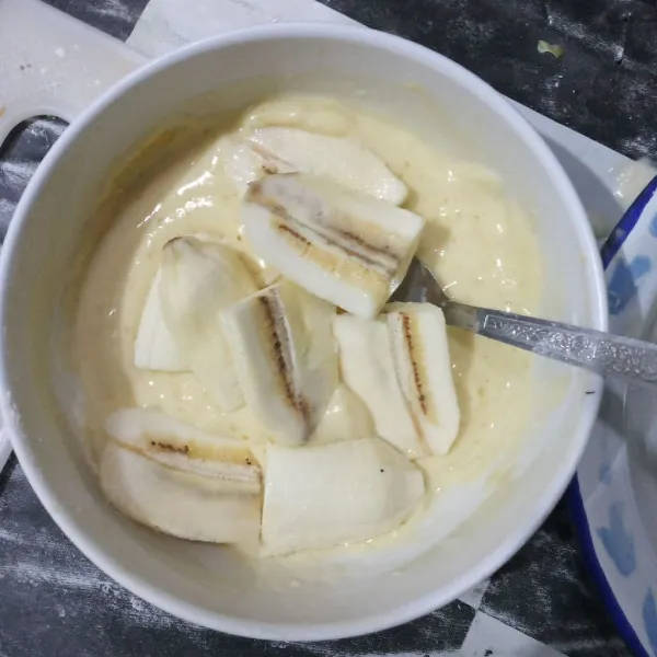 Masukkan pisang ke dalam adonan tepung dan balut rata.