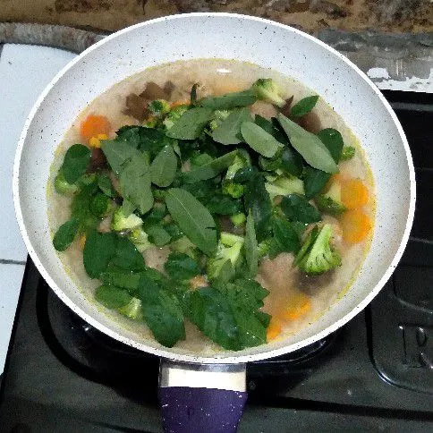 Terakhir masukkan brokoli dan daun kelor. Masak hingga matang dan siap disajikan.