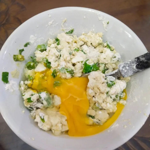 Kemudian tambahkan telur dan aduk sampai rata.