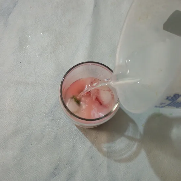 Tambahkan air kelapa tua. 
Aduk sebelum dinikmati.