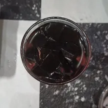 Tuang perlahan air soda dan air es.