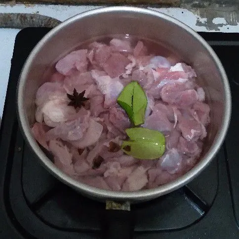 Rebus daging kambing selama 10 menit bersama bunga lawang dan daun jeruk. Kemudian cuci bersih kembali.