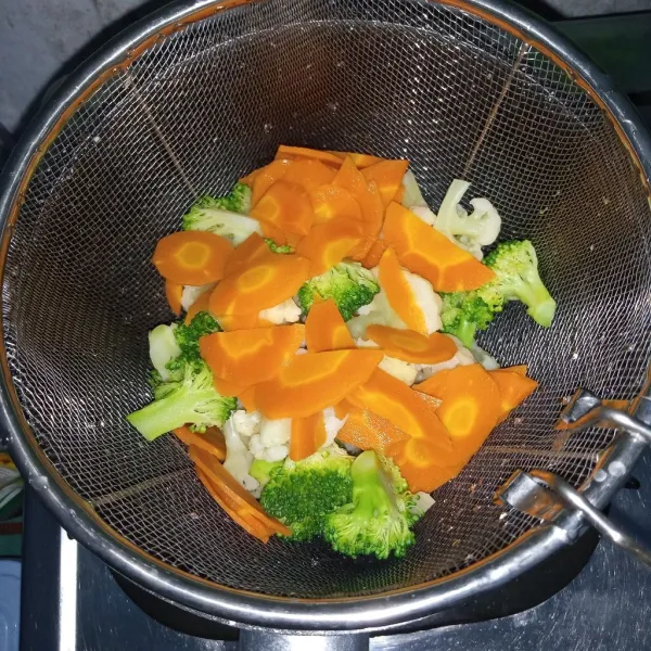 Rebus sebentar wortel, brokoli dan kembang kol. Angkat dan tiriskan.