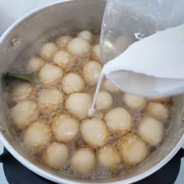 Tambahkan larutan tepung tapioka. Masak hingga mengental dan meletup-letup. Matikan kompor.