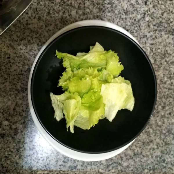 Siapkan wadah, tata potongan lettuce.