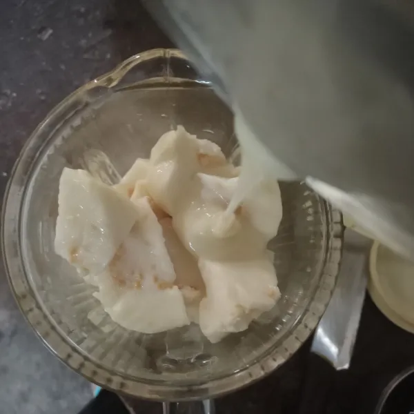Blender jambu bersama gula dan susu.