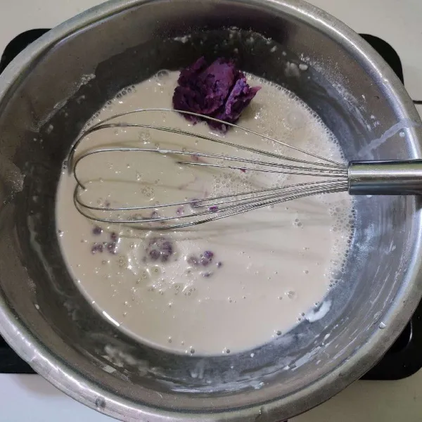 Kemudian masukkan ubi ungu, aduk rata.