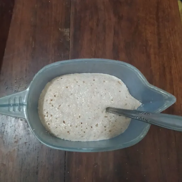 Campur semua bahan biang lalu diamkan selama 10 menit atau hingga berbuih.