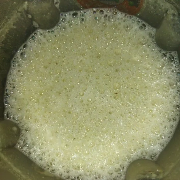 Lalu tuang kacang hijau beserta sisa airnya, lalu tambah 500 ml air, kemudian blender hingga halus.