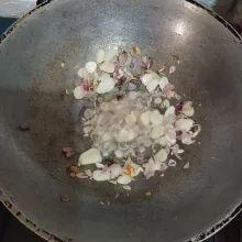 Tumis bawang merah dan bawang putih hingga harum.