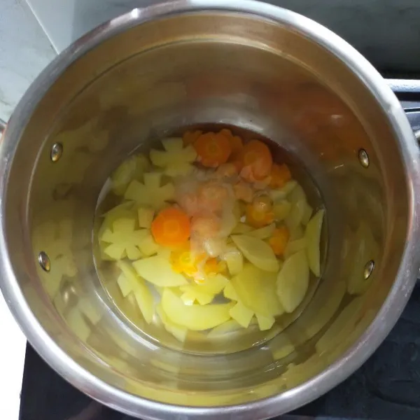 Rebus wortel dan kentang sampai matang, angkat dan tiriskan.