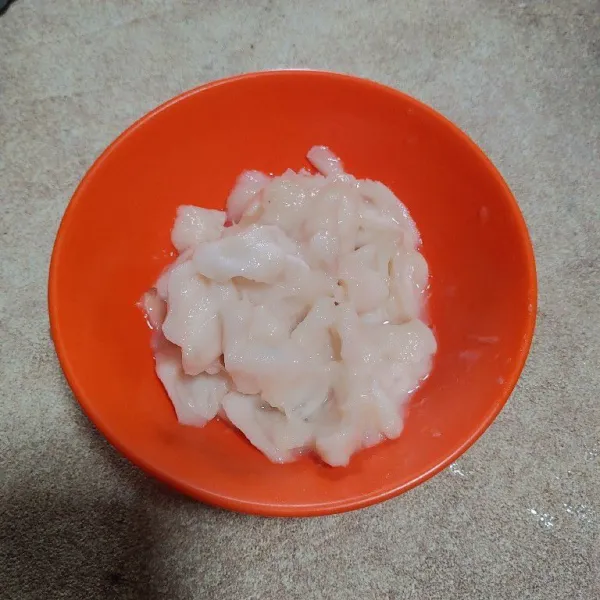 Siapkan buah sirsak yang sudah dibuang bijinya.