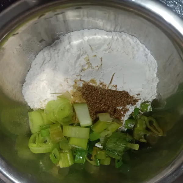 Campur tepung dan bumbu-bumbu serta daun bawang, masukan air, aduk rata.
