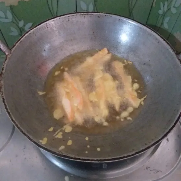 Panaskan minyak goreng ubi hingga matang angkat tiriskan.