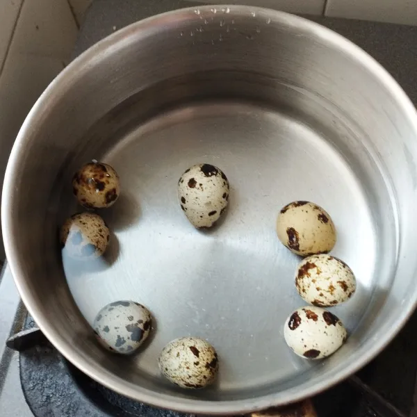 Rebus telur puyuh sampai matang, angkat dan kupas.