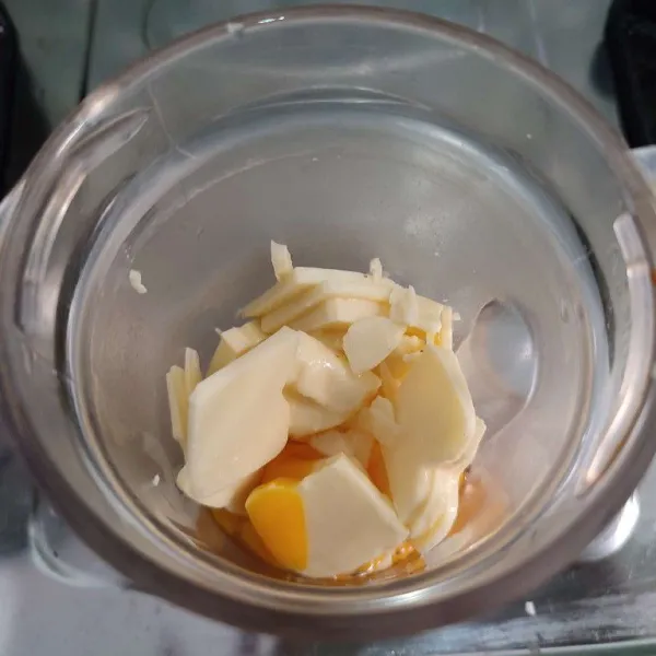 Blender telur dengan keju dan kaldu bubuk.