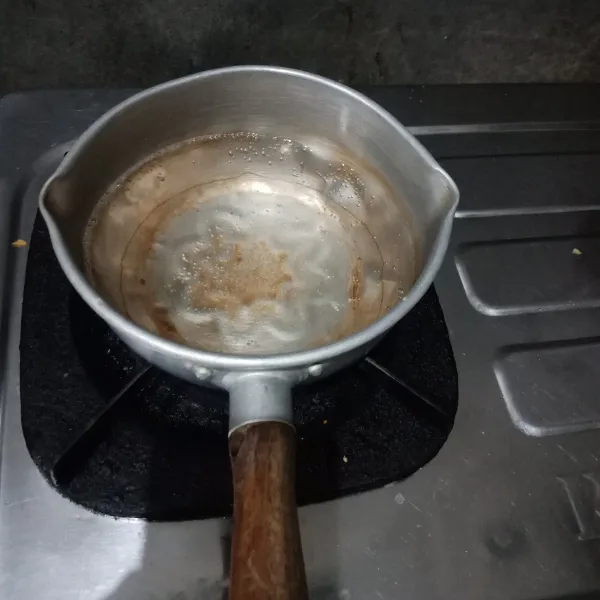 Rebus air dalam panci sampai mendidih.
