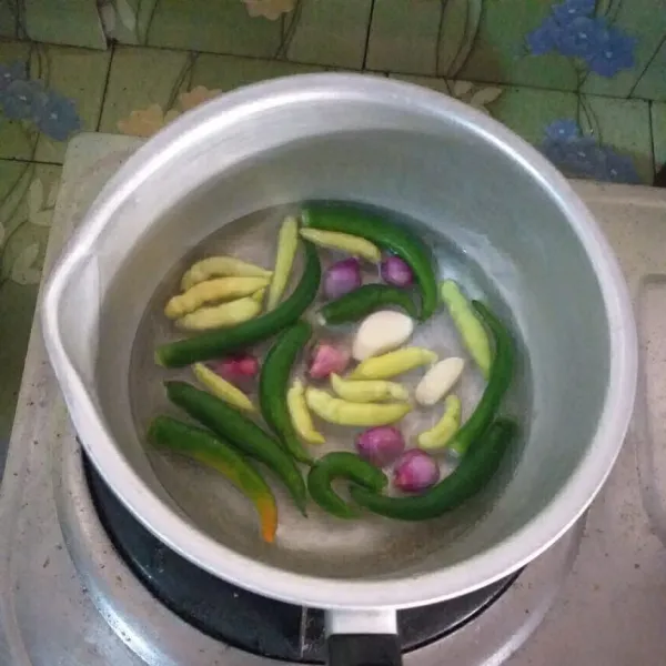 Cuci bahan sambal kemudian rebus hingga matang.