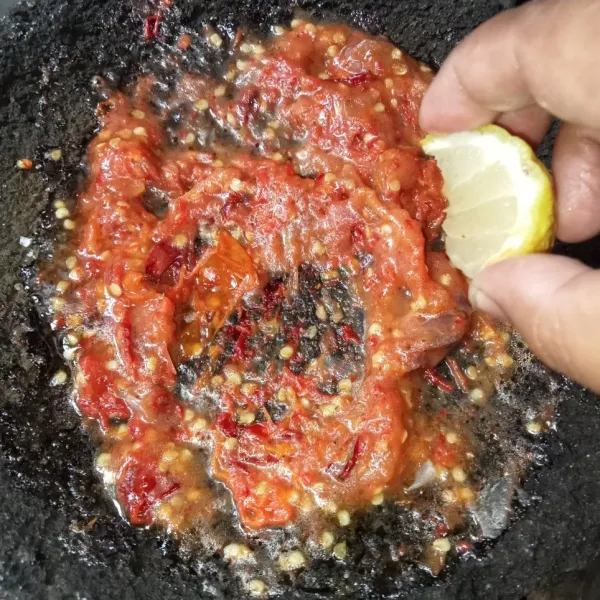 Beri perasan jeruk, cicipi rasanya dan siap disajikan.