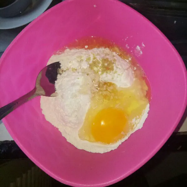 Siapkan wadah, masuk tepung terigu, telur, garam dan  jamur. Aduk rata sambil ditambah air sedikit - sedikit sampai mengental.