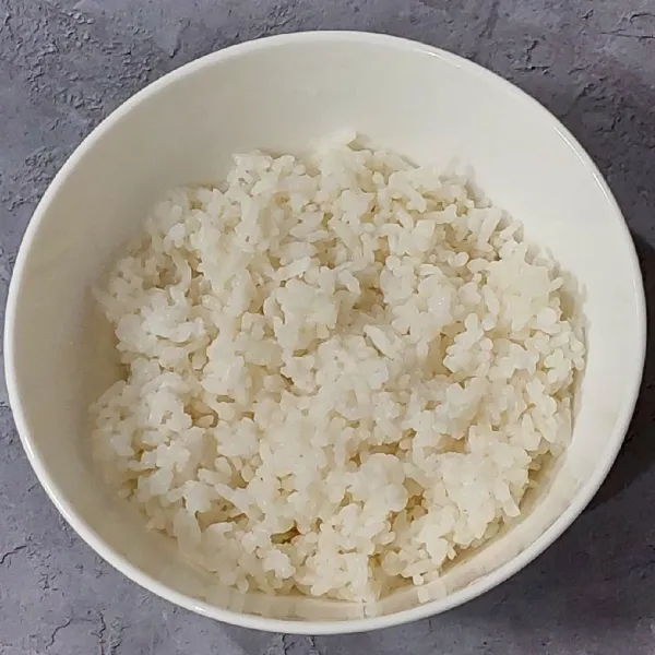 Tata nasi putih dalam mangkok.