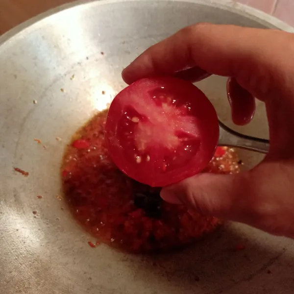 Masukkan tomat yang sudah diiris. 
Aduk hingga masak dan cabe mengeluarkan minyak.