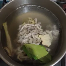 Rebus usus selama 15 menit lalu buang air rebusannya. 
Ganti dengan air baru, tambahkan jahe, serai dan daun salam supaya tidak amis.