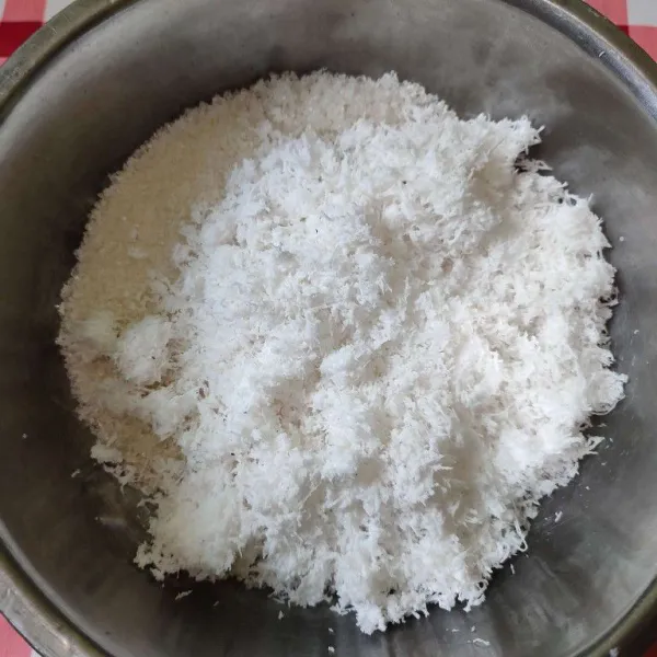 Aduk rata gula pasir, vanili, garam dan kelapa parut. 
Sambil diremas-remas perlahan.