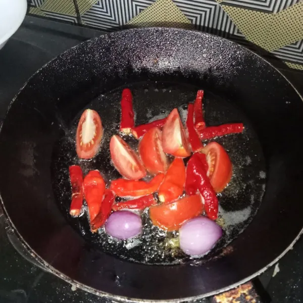 Goreng cabai merah, tomat dan bawang merah sampai layu.