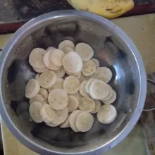 Kupas pisang, kemudian potong-potong.