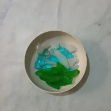 Masukkan jelly dan manisan kolang-kaling ke dalam mangkuk saji.