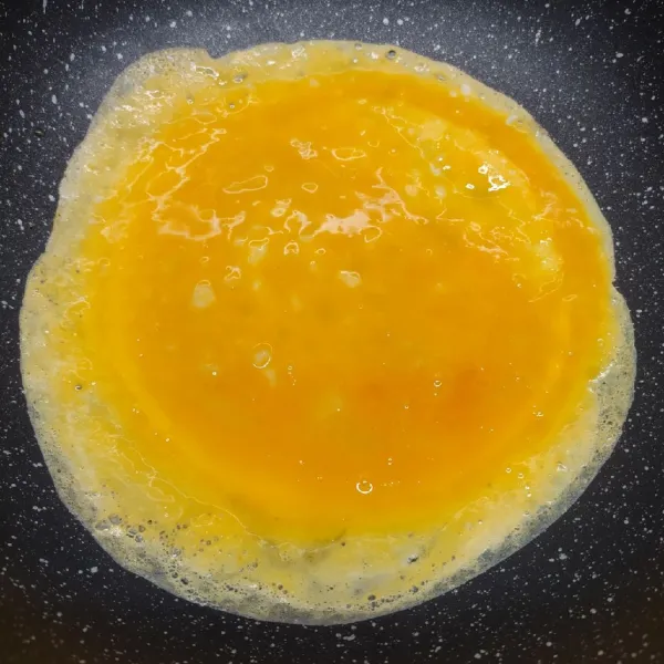 Kocok telur dan sejumput garam sampai rata. Panaskan teflon, lelehkan margarin. Tuang telur, lalu bikin dadar telur.