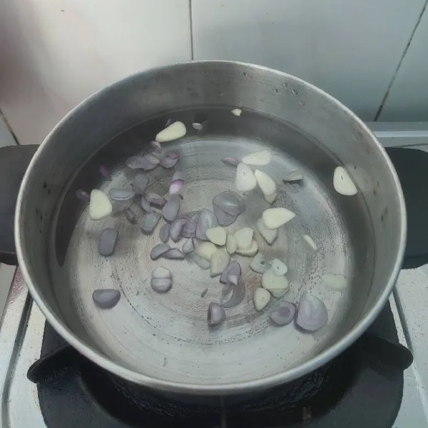 Rebus air bersama bawang merah dan bawang putih. 
Masak hingga bau langunya hilang.