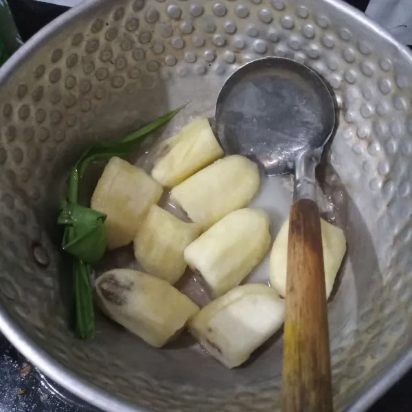 Rebus hingga santan habis dan pisang empuk.