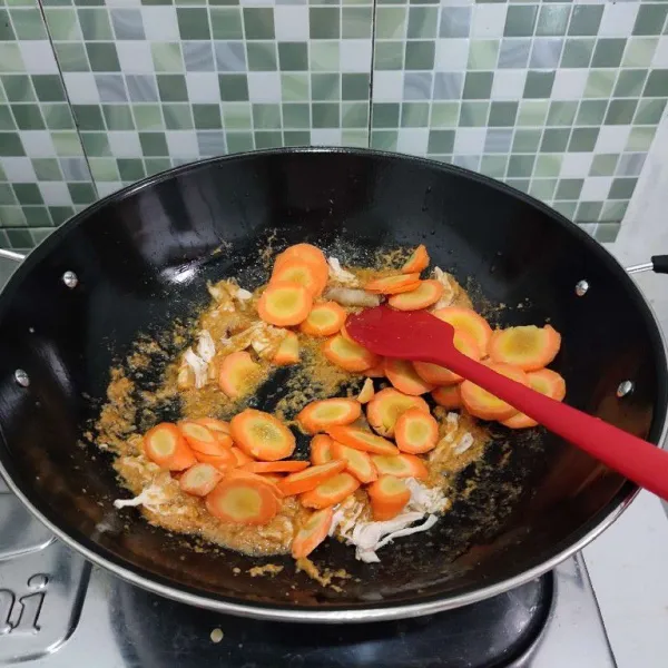 Lalu tambahkan wortel, aduk rata. 
Tumis sebentar hingga wortel layu.