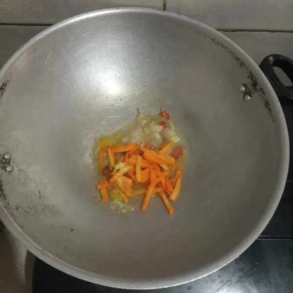 Tambahkan wortel dan air, lalu biarkan sampai wortel empuk.